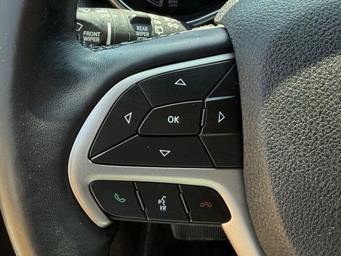 Used 2018 Jeep Grand Cherokee Altitude RWD image 16