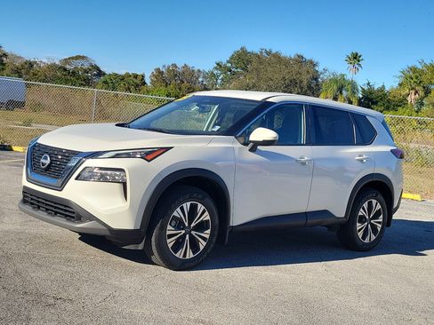 Used 2023 Nissan Rogue SV image 2