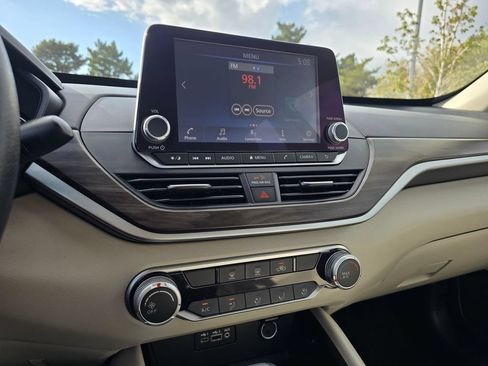 Used 2024 Nissan Altima 2.5 SV FWD image 21