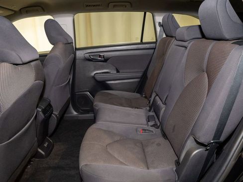 Used 2023 Toyota Highlander LE image 9