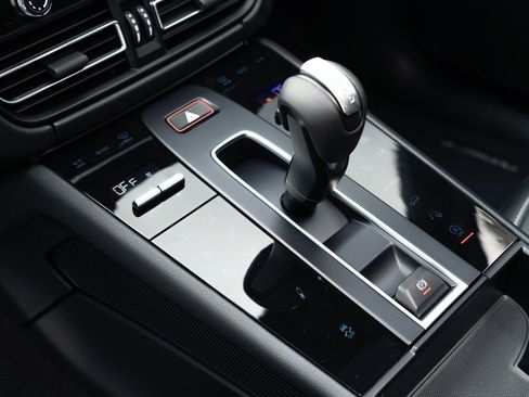 Certified 2026 Porsche Macan Turbo AWD/4WD image 27
