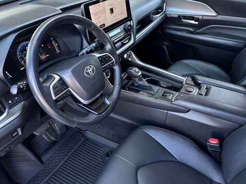 Used 2025 Toyota Grand Highlander AWD image 12