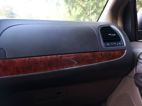 Used 2014 Chrysler Town & Country Touring FWD image 13