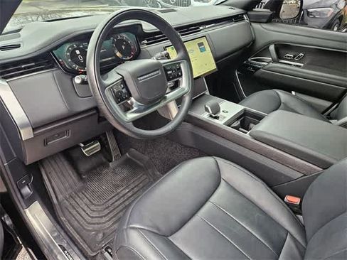 Used 2025 Land Rover Range Rover SE image 2