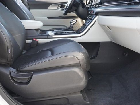 Used 2023 Kia Carnival LX FWD image 28