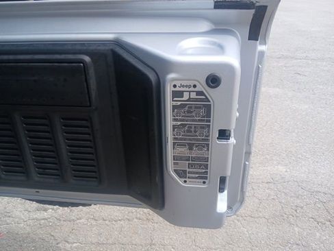 Used 2023 Jeep Wrangler Unlimited Sahara AWD/4WD image 9