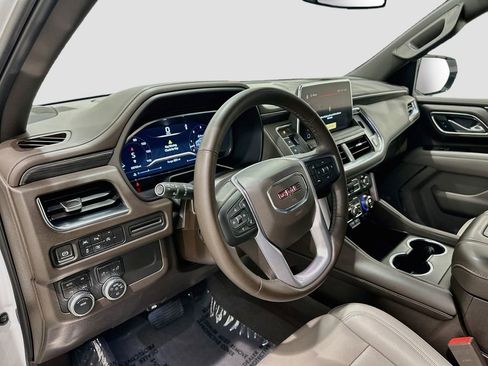 Used 2023 GMC Yukon XL SLT w/ SLT Luxury Package AWD/4WD image 9