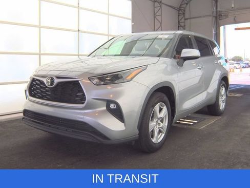 Used 2024 Toyota Highlander LE FWD image 1