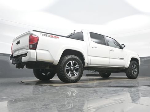 Used 2018 Toyota Tacoma TRD Sport image 32