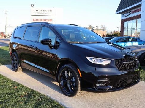 New 2026 Chrysler Pacifica Select w/ S Appearance Package image 3