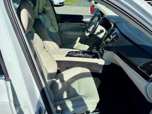 Used 2017 Volvo XC90 T6 Momentum w/ Vision Package image 12