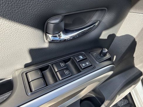 Used 2024 Nissan Titan SV w/ SV Convenience Package RWD image 18