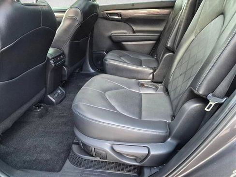 Used 2024 Toyota Highlander Platinum FWD image 16