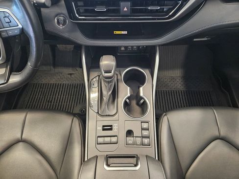 Used 2023 Toyota Highlander XLE AWD/4WD image 19