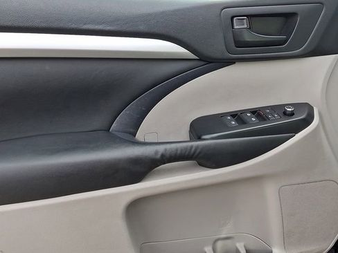 Used 2014 Toyota Highlander LE image 16
