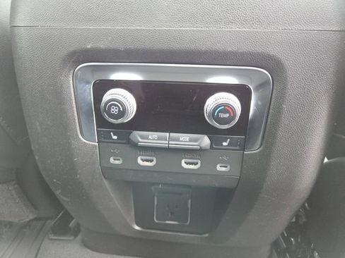 Used 2021 GMC Yukon SLT w/ SLT Premium Package image 17