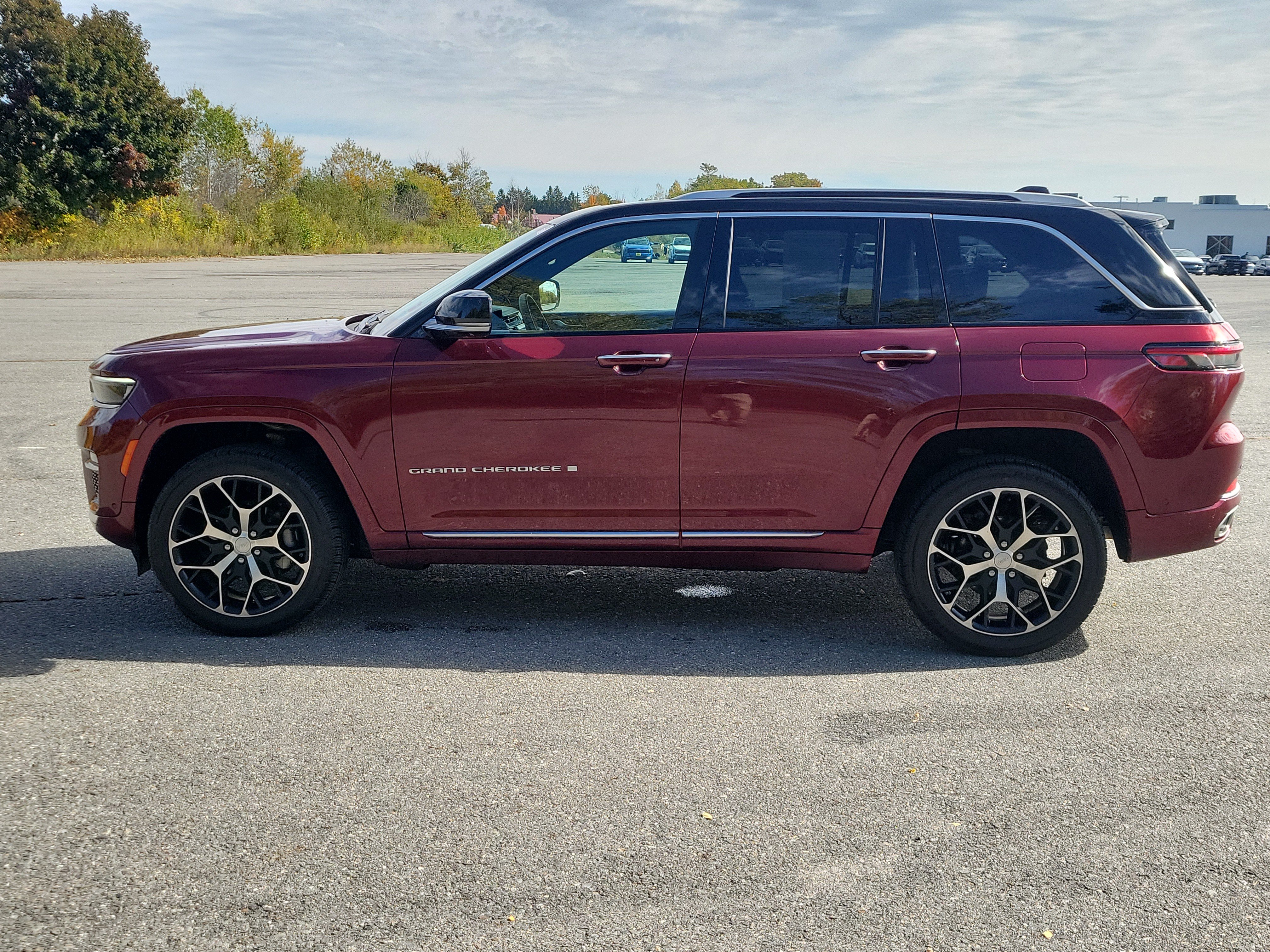 Used 2024 Jeep Grand Cherokee Summit AWD/4WD image 8
