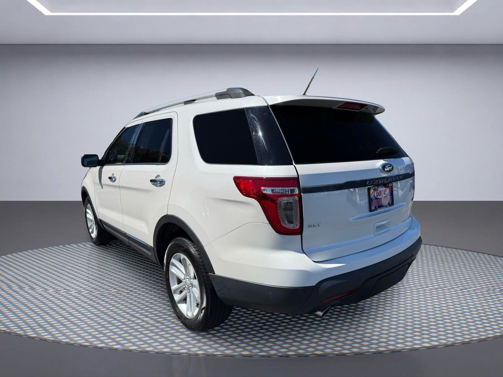 Used 2015 Ford Explorer XLT w/ Equipment Group 202B AWD/4WD image 4