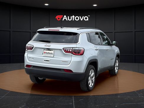 Used 2025 Jeep Compass Latitude AWD/4WD image 5
