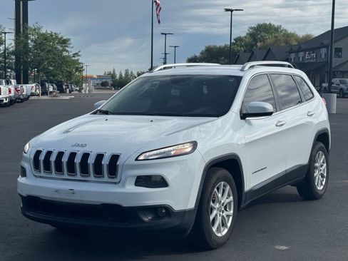 Used 2017 Jeep Cherokee Latitude w/ Comfort & Sound Group FWD image 3