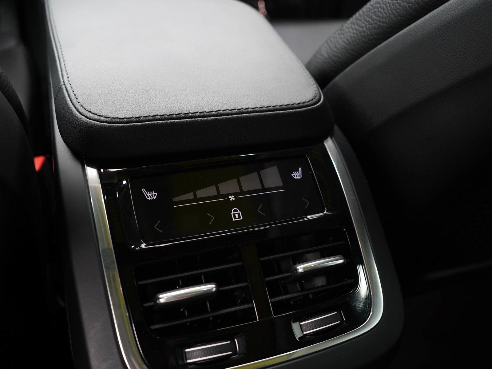 Used 2023 Volvo XC90 B6 Plus AWD/4WD image 17