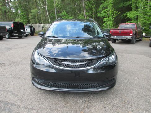 Used 2021 Chrysler Voyager Lxi image 2