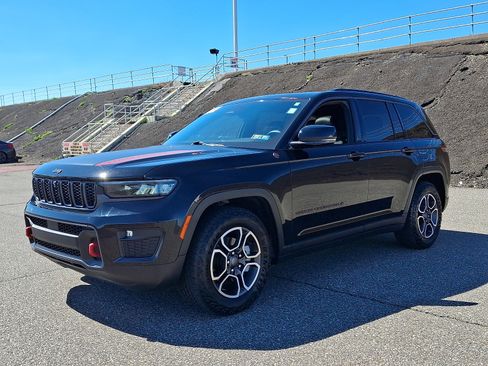 Certified 2022 Jeep Grand Cherokee Trailhawk w/ Luxury Tech Group III image 3