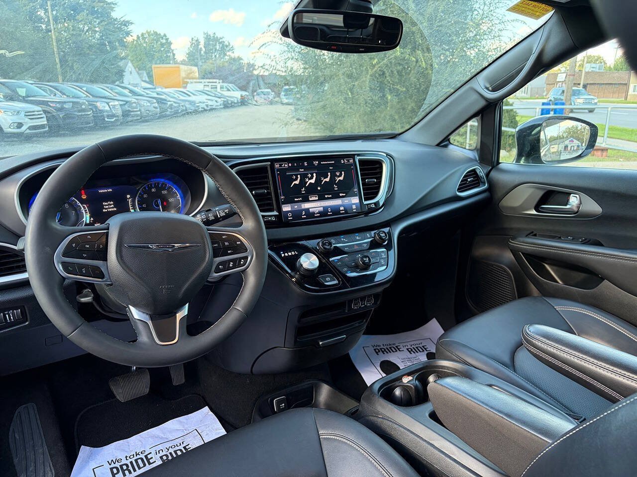 Used 2025 Chrysler Pacifica Select FWD image 11