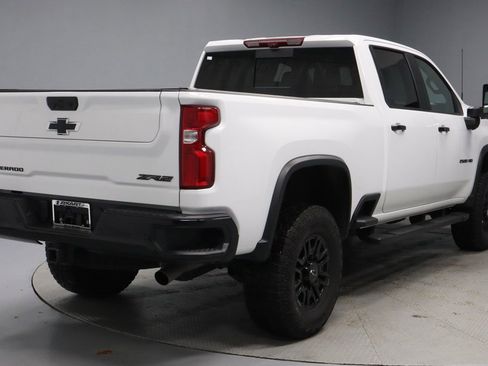 Used 2024 Chevrolet Silverado 2500 ZR2 w/ Technology Package image 12