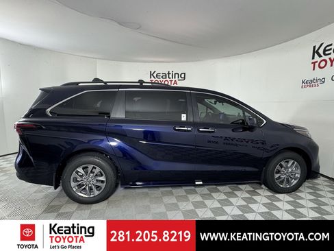 New 2026 Toyota Sienna XLE image 4