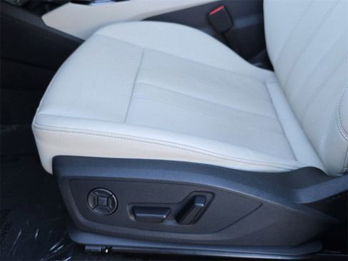 Certified 2025 Audi Q6 e-tron Premium w/ Convenience Package image 17