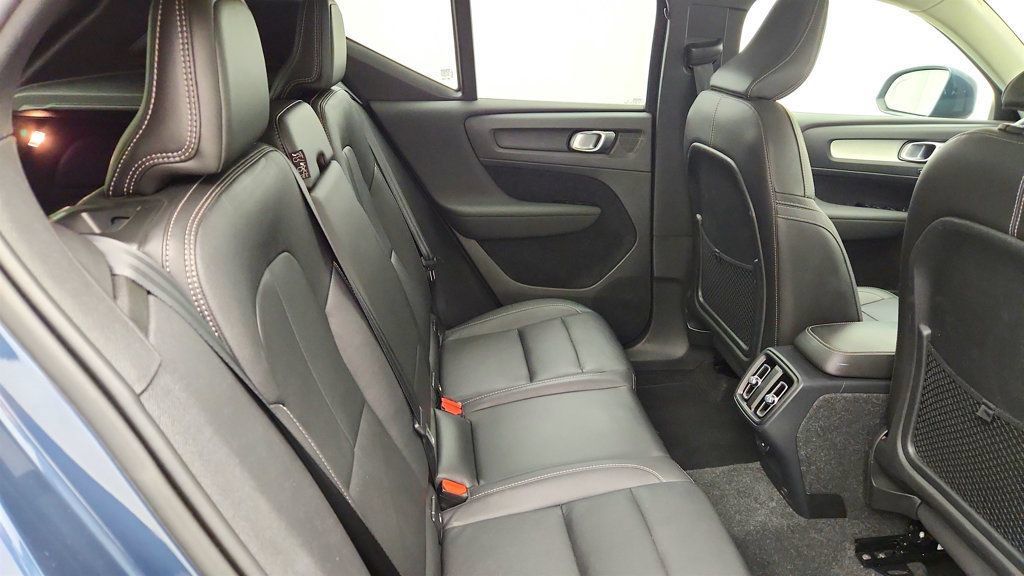 Used 2021 Volvo XC40 T5 Momentum w/ Premium Package AWD/4WD image 23