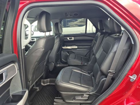 Used 2024 Ford Explorer XLT w/ Equipment Group 202A RWD image 9