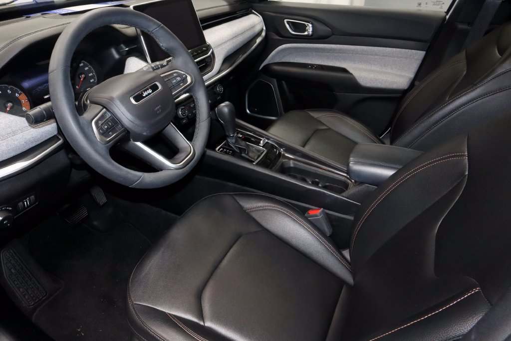Used 2024 Jeep Compass Latitude w/ Sun and Sound Group AWD/4WD image 22