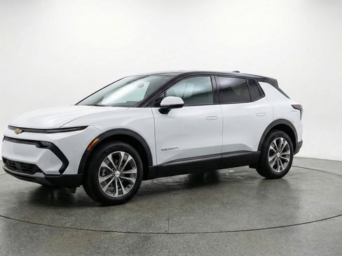 Used 2025 Chevrolet Equinox LT image 3