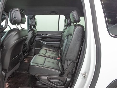 Used 2024 Jeep Wagoneer L Series II w/ Flexible Seating Group RWD image 11
