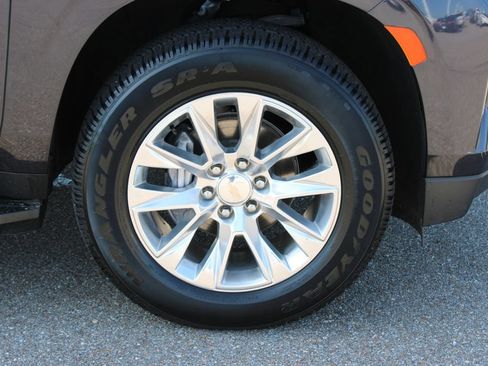 Used 2024 Chevrolet Suburban Premier RWD image 5