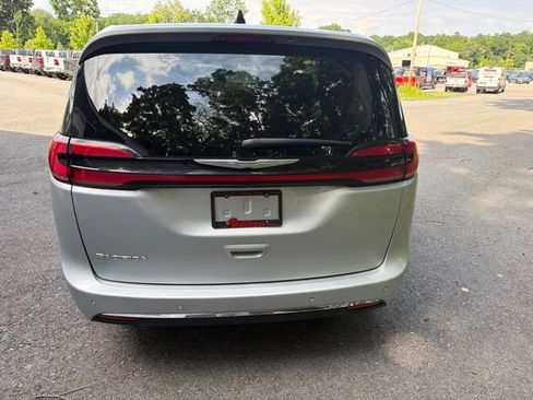 Certified 2023 Chrysler Pacifica Touring-L FWD image 4