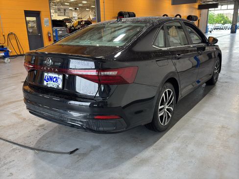 Used 2025 Volkswagen Jetta SE FWD image 5