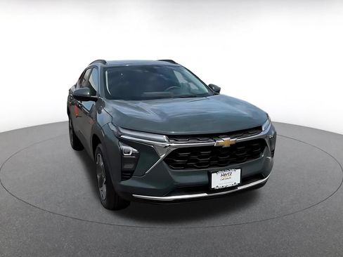 Used 2025 Chevrolet Trax LT FWD image 3