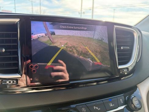 Used 2023 Chrysler Pacifica Touring-L FWD image 26