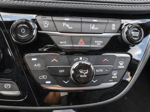 New 2026 Chrysler Pacifica Select image 18