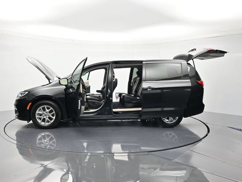 Used 2023 Chrysler Pacifica Touring-L FWD image 46