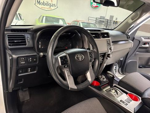 Used 2020 Toyota 4Runner SR5 AWD/4WD image 28
