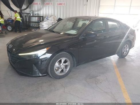 Used 2021 Hyundai Elantra SE FWD image 2