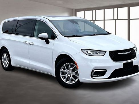 Used 2023 Chrysler Pacifica Touring-L FWD image 13