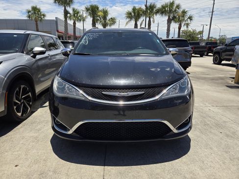 Used 2017 Chrysler Pacifica Limited w/ Tire & Wheel Group FWD image 2
