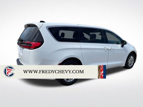 Used 2023 Chrysler Pacifica Touring-L FWD image 5
