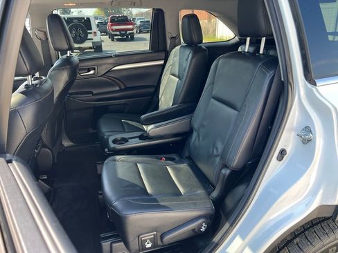 Used 2017 Toyota Highlander XLE image 16
