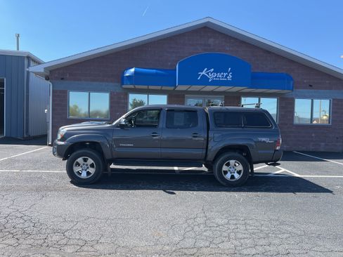 Used 2012 Toyota Tacoma 4x4 Double Cab w/ TRD Sport Pkg image 2